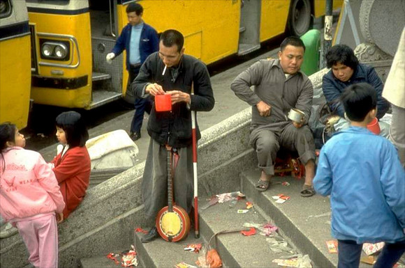 Collecting alms, Macau