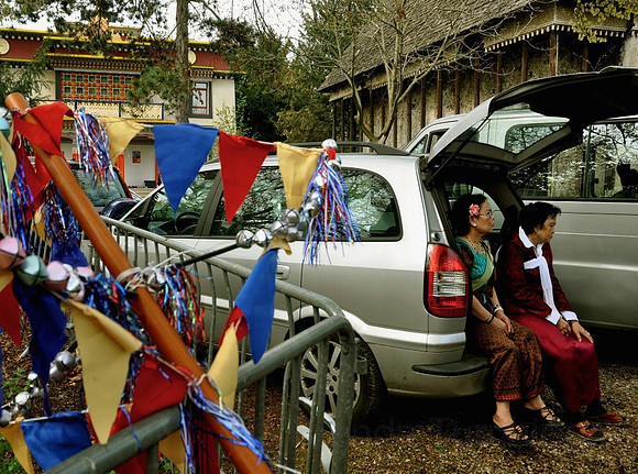 Cambodian ladies' car boot break at Tibetan temple, Parc de Vincennes.